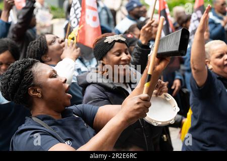 Londres, Royaume-Uni. 19 mai 2023. Les manifestants en grève et le personnel domestique travaillant au South London & Maudsley NHS Trust protestent devant le QG de leur employeur, externalisant le géant ISS, dans un conflit sur les salaires et les conditions médiocres. Les travailleurs, membres de GMB, le syndicat NHS, sont engagés dans une grève de quatre jours. Crédit : Ron Fassbender/Alamy Live News Banque D'Images