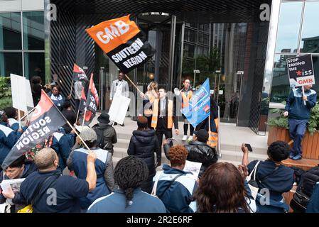 Londres, Royaume-Uni. 19 mai 2023. Les manifestants en grève et le personnel domestique travaillant au South London & Maudsley NHS Trust protestent devant le QG de leur employeur, externalisant le géant ISS, dans un conflit sur les salaires et les conditions médiocres. Les travailleurs, membres de GMB, le syndicat NHS, sont engagés dans une grève de quatre jours. Crédit : Ron Fassbender/Alamy Live News Banque D'Images