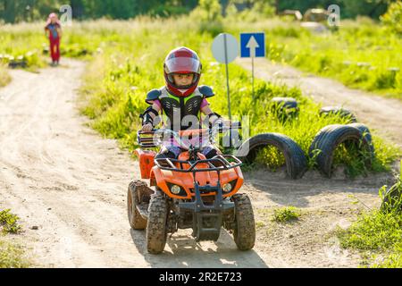 Fille à vélo électrique quad Banque D'Images