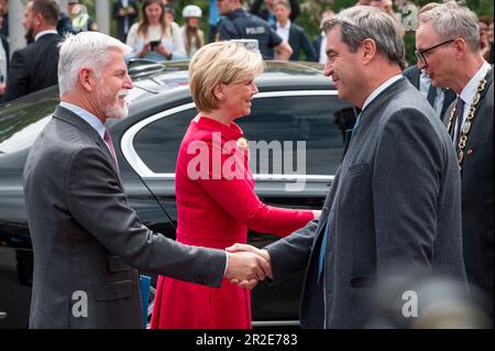 Selb, Allemagne. 19th mai 2023. Petr Pavel (l), Président de la République tchèque, est accueilli par Markus Söder (2nd r, CSU), Ministre-président bavarois. Au centre, Eva Pavlová (M) est accueillie par Ulrich Pötzsch (r, citoyens actifs), Lord Maire de la ville de Selb. Avec le président tchèque Petr Pavel, le Premier ministre bavarois Markus Söder (CSU) a ouvert vendredi à Selb la semaine de l'amitié bavaroise-tchèque. Credit: Daniel Vogl/dpa/Alay Live News Banque D'Images