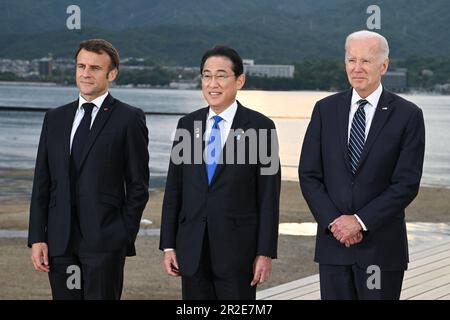 Hatsukaichi, Japon. 19th mai 2023. Un groupe de sept dirigeants se posent ensemble au sanctuaire d'Itsukushima sur l'île de Miyajima le premier jour du Sommet de G7, à 19 mai 2023, à Hatsukaichi, au Japon. Debout de gauche à droite : le président français Emmanuel Macron, le Premier ministre japonais Fumio Kishida et les États-Unis Président Joe Biden. Crédit: Photo de piscine/G7 Hiroshima/Alamy Live News Banque D'Images