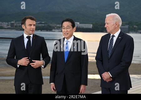 Hatsukaichi, Japon. 19th mai 2023. Un groupe de sept dirigeants se posent ensemble au sanctuaire d'Itsukushima sur l'île de Miyajima le premier jour du Sommet de G7, à 19 mai 2023, à Hatsukaichi, au Japon. Debout de gauche à droite : le président français Emmanuel Macron, le Premier ministre japonais Fumio Kishida et les États-Unis Président Joe Biden. Crédit: Photo de piscine/G7 Hiroshima/Alamy Live News Banque D'Images