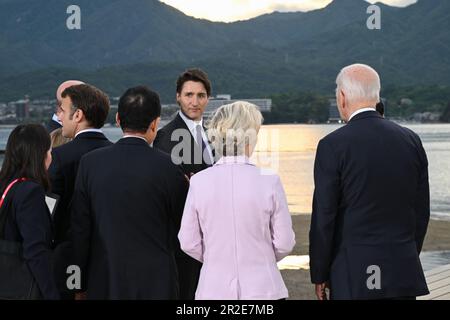 Hatsukaichi, Japon. 19th mai 2023. Le premier ministre canadien Justin Trudeau, au centre, revient au premier ministre japonais Fumio Kishida en tant que groupe de sept leaders qui voient le paysage du sanctuaire d'Itsukushima sur l'île Miyajima le premier jour du Sommet de G7, à 19 mai 2023, à Hatsukaichi, au Japon. Crédit: Photo de piscine/G7 Hiroshima/Alamy Live News Banque D'Images