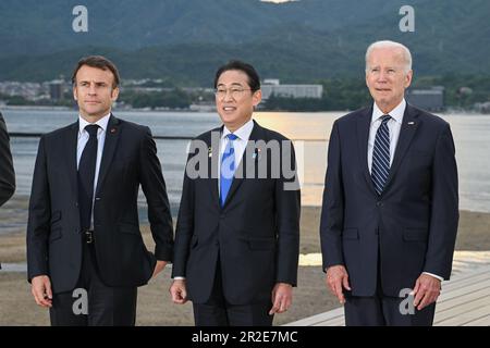 Hatsukaichi, Japon. 19th mai 2023. Un groupe de sept dirigeants se posent ensemble au sanctuaire d'Itsukushima sur l'île de Miyajima le premier jour du Sommet de G7, à 19 mai 2023, à Hatsukaichi, au Japon. Debout de gauche à droite : le président français Emmanuel Macron, le Premier ministre japonais Fumio Kishida et les États-Unis Président Joe Biden. Crédit: Photo de piscine/G7 Hiroshima/Alamy Live News Banque D'Images