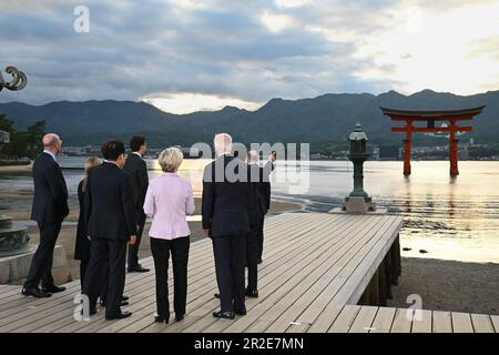Hatsukaichi, Japon. 19th mai 2023. Groupe de sept dirigeants contemplant le paysage du sanctuaire d'Itsukushima sur l'île de Miyajima le premier jour du Sommet de G7, à 19 mai 2023, à Hatsukaichi, au Japon. Crédit: Photo de piscine/G7 Hiroshima/Alamy Live News Banque D'Images