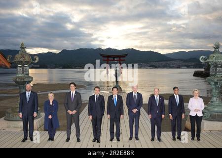 G7 dirigeants (de gauche à droite) Président du Conseil européen Charles Michel, Premier ministre italien Giorgia Meloni, Premier ministre canadien Justin Trudeau, Président français Emmanuel Macron, Premier ministre japonais Fumio Kishida, Président américain Joe Biden, Chancelier allemand OLAF Scholz, Premier ministre britannique Rishi Sunak et Président de la Commission européenne Ursula von der Leyen, Posez pour la photo de groupe a au Sanctuaire d'Itsukushima pendant le Sommet de G7, vendredi, 19 mai 2023 à Hiroshima, Japon. Les membres des G7 - Etats-Unis, Canada, France, Allemagne, Japon, Le Royaume-Uni et l'Italie se rencontrent dans la ville japonaise de Hirosh Banque D'Images