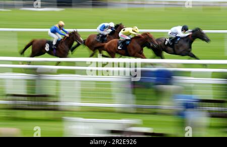 Le bon Karma, monté par Daniel Muscutt (à droite), remporte le Earl & The Pharaon Novice Stakes au Newbury Racecourse, Berkshire. Date de la photo: Vendredi 19 mai 2023. Banque D'Images