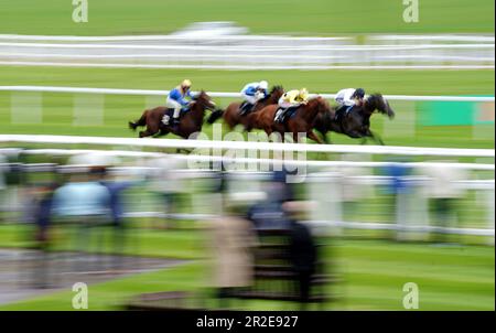 Le bon Karma, monté par Daniel Muscutt (à droite), remporte le Earl & The Pharaon Novice Stakes au Newbury Racecourse, Berkshire. Date de la photo: Vendredi 19 mai 2023. Banque D'Images