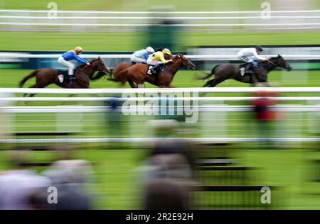 Le bon Karma, monté par Daniel Muscutt (à droite), remporte le Earl & The Pharaon Novice Stakes au Newbury Racecourse, Berkshire. Date de la photo: Vendredi 19 mai 2023. Banque D'Images