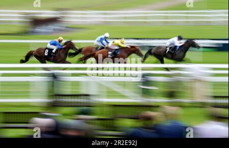 Le bon Karma, monté par Daniel Muscutt (à droite), remporte le Earl & The Pharaon Novice Stakes au Newbury Racecourse, Berkshire. Date de la photo: Vendredi 19 mai 2023. Banque D'Images