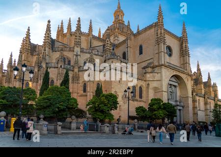 Vieille ville de Ségovie. Les gens marchent à travers la Plaza Mayor dans le centre-ville. Vue sur la spectaculaire cathédrale de Ségovie au coucher du soleil. Banque D'Images