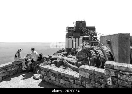 Cape Town, Afrique du Sud - 14 septembre 2022 : touristes à un point de vue sur Table Mountain. Ancres de câble du téléphérique, de la station de câble supérieure et de Robben Isl Banque D'Images