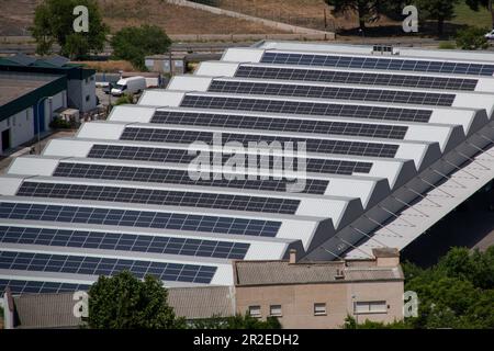 Panneaux solaires électriques placés sur le toit d'un entrepôt industriel. vue de dessus Banque D'Images