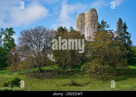Le château de Pfeffingen ruine tour haut au-dessus du village du même nom et de la vallée de Birseck Banque D'Images