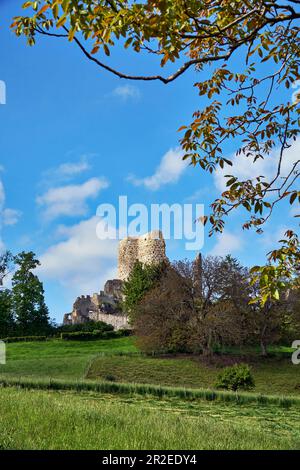 Le château de Pfeffingen ruine tour haut au-dessus du village du même nom et de la vallée de Birseck Banque D'Images