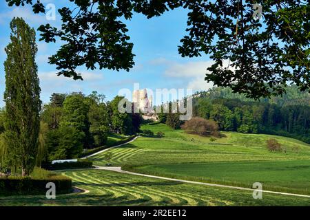 Le château de Pfeffingen ruine tour haut au-dessus du village du même nom et de la vallée de Birseck Banque D'Images