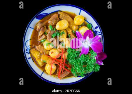 Porc braisé vietnamien avec œufs durs à la sauce soja pour un menu Banque D'Images