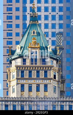 Le bâtiment Heckscher est devenu le bâtiment de la Couronne parce que les détails du toit doré ressemblaient à une couronne lorsqu'ils étaient illuminés la nuit. Banque D'Images