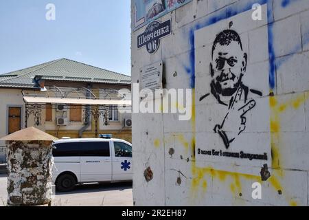 Huliaipole, Ukraine. 18th mai 2023. Une ambulance passe devant un graffiti représentant le général Valery Zaluzhny, chef des forces armées ukrainiennes et écrivant « Dieu est avec nous et commandant Zaluzhny » dans le centre de Huliaipole. Crise de guerre à Huliaipole, Ukraine crédit: SOPA Images Limited/Alay Live News Banque D'Images