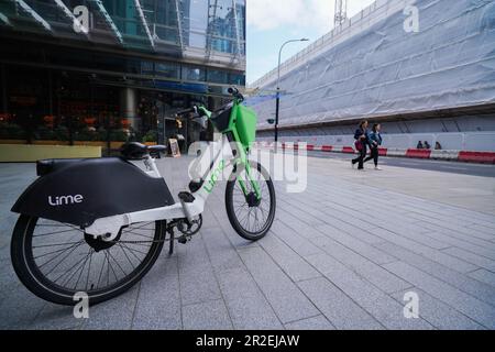 Londres, Royaume-Uni. 19 mai 2023 Un vélo électrique Lime Location abandonné dans la rue Victoria Westmiinster. Les compagnies de location de vélos électriques telles que Lime by Uber, Human Forest, et dott, n'ont pas de places de stationnement contrairement à Santander. Le Conseil de Westminster élabore des plans pour les cavaliers qui ne parcoutent pas correctement leurs cycles loués laissés sur des trottoirs qui peuvent poser une obstruction aux piétons et aux utilisateurs de fauteuils roulants. Credit: amer ghazzal / Alamy Live News Banque D'Images