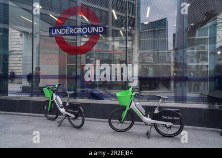 Londres, Royaume-Uni. 19 mai 2023 Lime location de vélos électriques abandonnés à l'extérieur d'une gare de Londres à Victoria. Les compagnies de location de vélos électriques telles que Lime by Uber, Human Forest, et dott, n'ont pas de places de stationnement contrairement à Santander. Le Conseil de Westminster élabore des plans pour les cavaliers qui ne parcoutent pas correctement leurs cycles loués laissés sur des trottoirs qui peuvent poser une obstruction aux piétons et aux utilisateurs de fauteuils roulants. Credit: amer ghazzal / Alamy Live News Banque D'Images