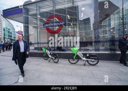 Londres, Royaume-Uni. 19 mai 2023 Lime location de vélos électriques abandonnés à l'extérieur d'une gare de Londres à Victoria. Les compagnies de location de vélos électriques telles que Lime by Uber, Human Forest, et dott, n'ont pas de places de stationnement contrairement à Santander. Le Conseil de Westminster élabore des plans pour les cavaliers qui ne parcoutent pas correctement leurs cycles loués laissés sur des trottoirs qui peuvent poser une obstruction aux piétons et aux utilisateurs de fauteuils roulants. Credit: amer ghazzal / Alamy Live News Banque D'Images