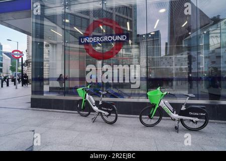 Londres, Royaume-Uni. 19 mai 2023 Lime location de vélos électriques abandonnés à l'extérieur d'une gare de Londres à Victoria. Les compagnies de location de vélos électriques telles que Lime by Uber, Human Forest, et dott, n'ont pas de places de stationnement contrairement à Santander. Le Conseil de Westminster élabore des plans pour les cavaliers qui ne parcoutent pas correctement leurs cycles loués laissés sur des trottoirs qui peuvent poser une obstruction aux piétons et aux utilisateurs de fauteuils roulants. Credit: amer ghazzal / Alamy Live News Banque D'Images