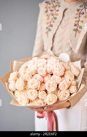 Tapis fleuri, texture fleur, concept boutique. Belles fleurs fraîches roses roses, roses en aérosol. Fleurir dans les vases et les voiles. Vue de dessus. Banque D'Images