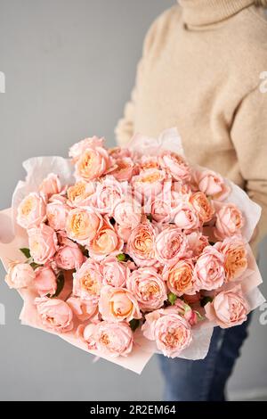 juliette rose. Tapis fleuri, texture fleur, concept boutique. Belles fleurs fraîches roses roses, roses en aérosol. Fleurir dans les vases et les voiles. Vue de dessus. Banque D'Images