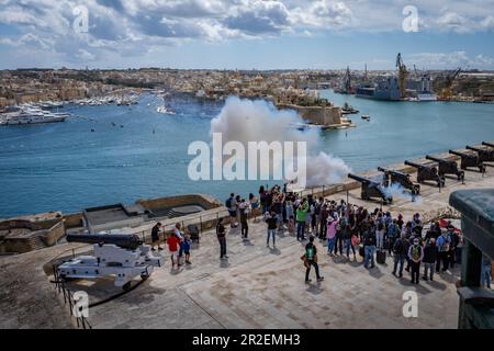 Valette, Malte - 18 avril 2023 : batterie de saling dans les jardins de la haute-Barakka, lors de la cérémonie de tir de canon. Banque D'Images