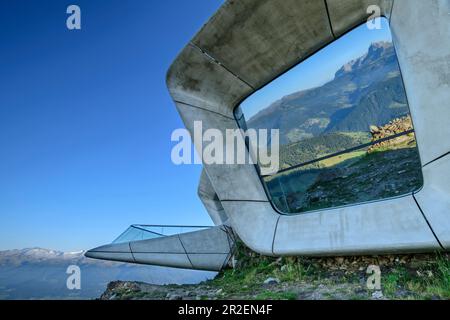 Les montagnes sont reflétées dans les fenêtres du Messner Mountain Museum Kronplatz, Corones, architecte Zaha Hadid, Kronplatz, Puster Valley, Dolomites, sud Banque D'Images