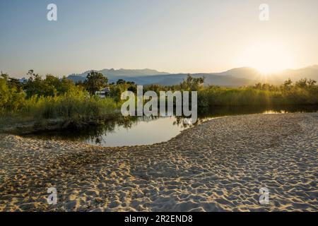 Lagune et montagnes, coucher de soleil, Solenzara, haute-Corse, Corse, France Banque D'Images