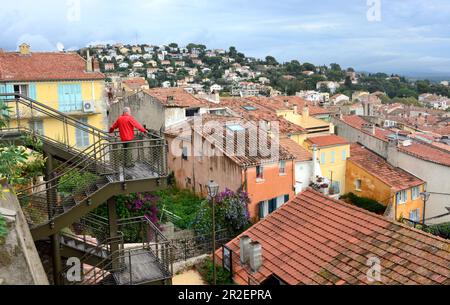 L'homme donne sur les toits de la ville, sur la place Saint Paul, dans la vieille ville d'Hyères, sur la Côte d'Azur, dans le sud de la France Banque D'Images