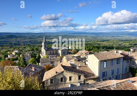Vue de la ville haute à la ville basse avec son église, Bonnieux dans le Luberon, Provence, France Banque D'Images