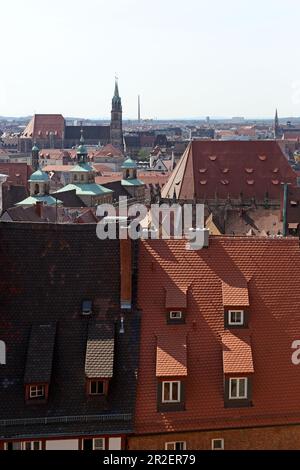 Vue sur les toits de Nuremberg, derrière la Lorenzkirche, moyenne-Franconie, Bavière, Allemagne Banque D'Images