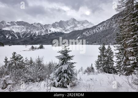 Hiverner à l'Eibsee au-dessous du Zugspitze, l'un des plus beaux lacs de montagne de Bavière, Bavière, Allemagne Banque D'Images