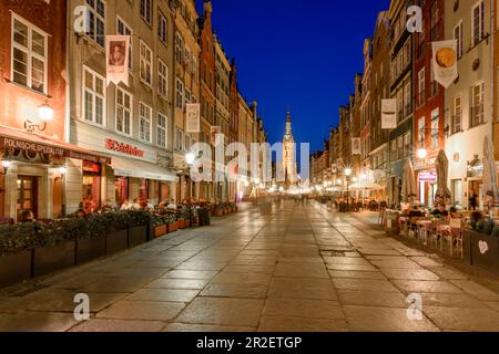 Gdansk, ville principale, vieille ville, rue Dluga (longue), tour de l'hôtel de ville, vue de l'ouest vers l'est. Gdansk, ville principale, région de Pomorze, Pomorskie voïvod Banque D'Images