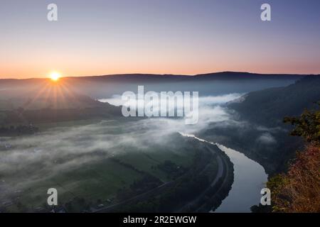 Vue sur le Saar à Kastel-Staadt, Saar, Rhénanie-Palatinat, Allemagne Banque D'Images