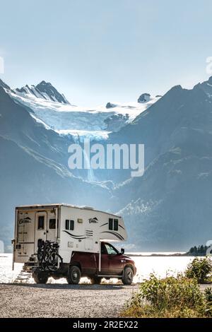 Campeur, motorhome s'arrête sur la côte à Haines, en Alaska. Le glacier fond Banque D'Images