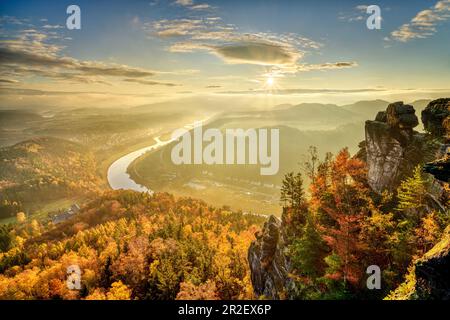 Lever de soleil au-dessus de la vallée de l'Elbe, depuis Lilienstein, les montagnes de grès de l'Elbe, le parc national de la Suisse saxonne, la Suisse saxonne, la Saxe, l'Allemagne Banque D'Images