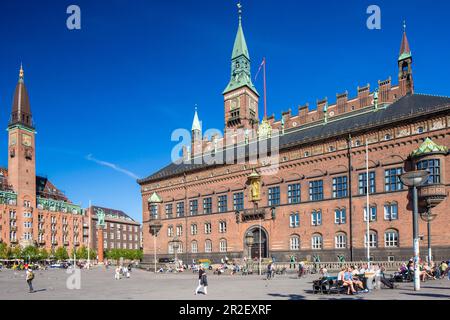 Place de l'hôtel de ville, Radhuspladsen. Hôtel de ville de Copenhague (Kobenhavns Radhus), construit en 1905, Copenhague, Zélande, Danemark Banque D'Images