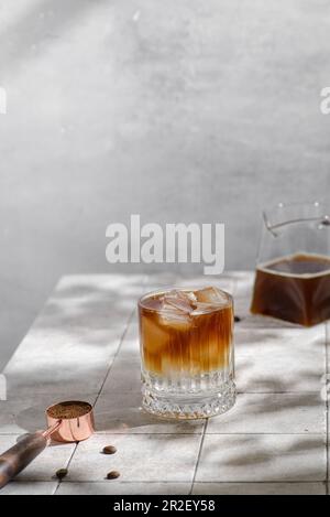 Préparation tonique espresso avec glace. Photo de haute qualité Banque D'Images