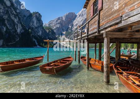 Lac de Braies, monument naturel et site classé au patrimoine mondial de l'UNESCO dans la vallée de Braies, Tyrol du Sud, Italie Banque D'Images