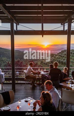 Coucher de soleil sur la terrasse du domaine viticole de Tokara, Stellenbosch, Cap Winelands, Afrique du Sud, Afrique Banque D'Images