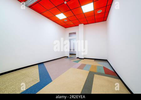 Fragment de l'intérieur d'une pièce vide avec un plafond rouge Banque D'Images