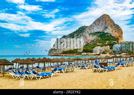 Rocher de Penon par Ifach. Paysage de la côte méditerranéenne dans la ville de Calpe. Ville côtière située dans la Communauté Valencienne, Alicante, Espagne. Banque D'Images