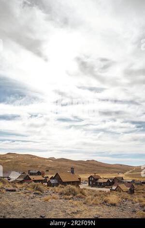Vue sur la ville fantôme de Bodie sous un ciel nuageux dans l'est de la Sierra, Californie, Etats-Unis. Banque D'Images