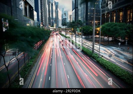 Des pistes lumineuses de voitures dans le centre, Hong Kong, Chine Banque D'Images