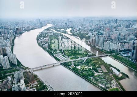 Vue depuis la Tour Canton sur la grande ville avec la rivière et l'île de Zhujiang, Tour TV, Guangzhou, province de Guangdon, Chine Banque D'Images