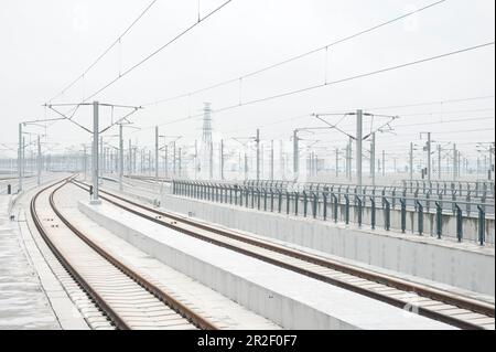 Voies ferrées et pylônes d'électricité de la nouvelle gare du Sud, Guangzhou, province de Guangdong, Chine Banque D'Images